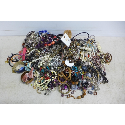 2096 - A bag of approx. 4kg of costume jewelry