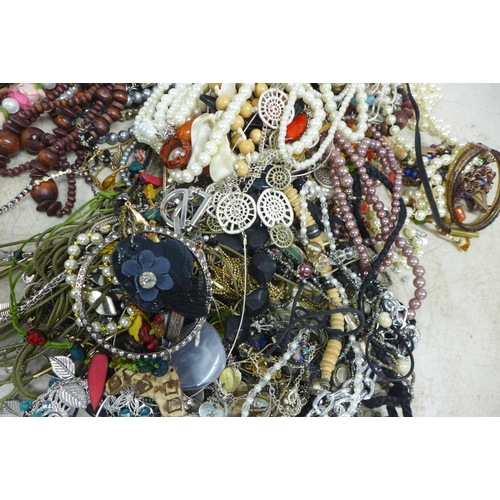 2096 - A bag of approx. 4kg of costume jewelry