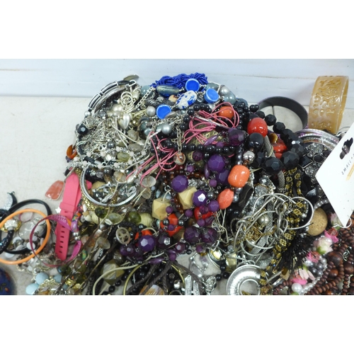 2096 - A bag of approx. 4kg of costume jewelry