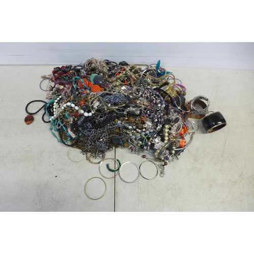 2097 - A bag of approx. 4kg of costume jewelry