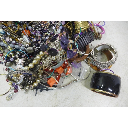 2097 - A bag of approx. 4kg of costume jewelry