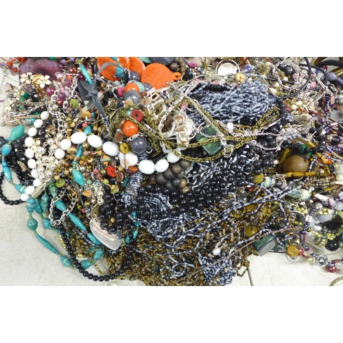 2097 - A bag of approx. 4kg of costume jewelry