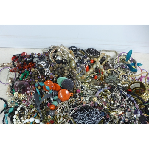 2097 - A bag of approx. 4kg of costume jewelry