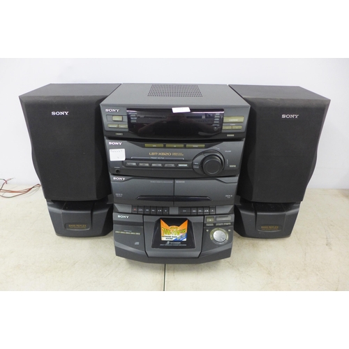 2112 - A Sony LBT-XB20 hi-fi system with matching speakers