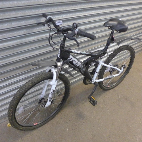 2172 - A Trax TFS10 black and white MTB with mud guards