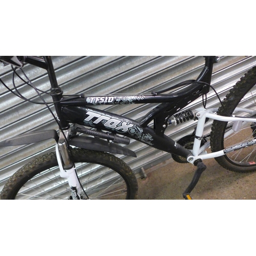 2172 - A Trax TFS10 black and white MTB with mud guards