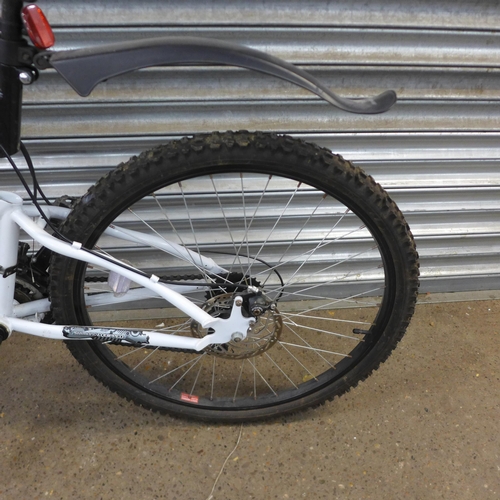 2172 - A Trax TFS10 black and white MTB with mud guards