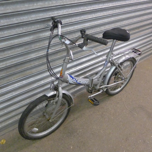 2179 - A Raleigh folding 6-speed City bike complete with pannier rack and mud guards