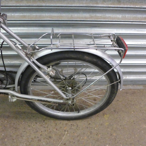 2179 - A Raleigh folding 6-speed City bike complete with pannier rack and mud guards