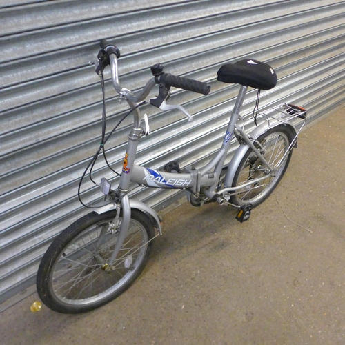 2180 - A Raleigh folding 6-speed City bike complete with pannier rack and mud guards