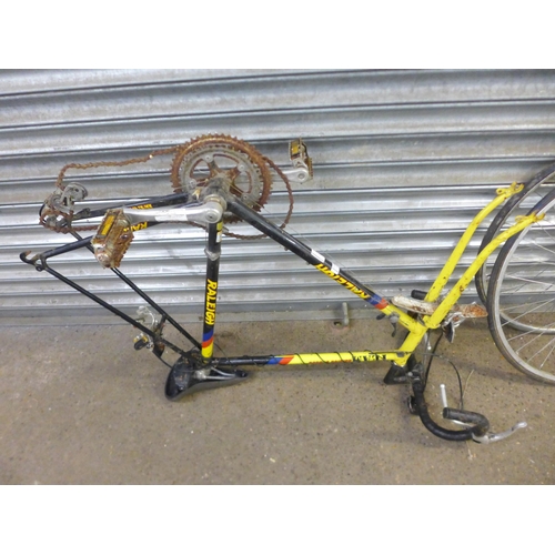 2182 - A Raleigh Team Banana Road Racer bike frame and a set of road bike wheels