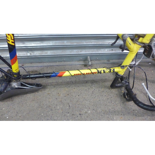 2182 - A Raleigh Team Banana Road Racer bike frame and a set of road bike wheels