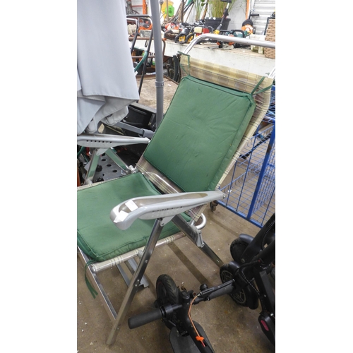 2265 - A lightweight folding sun lounger