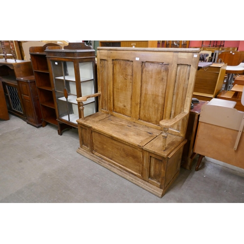 164 - A Victorian style pine settle