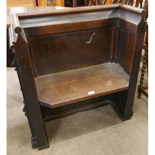 197 - A small Victorian Gothic Revival oak church pew