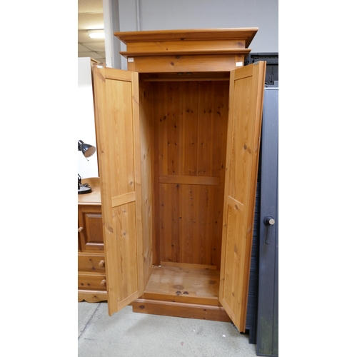 1499 - A pine wardrobe