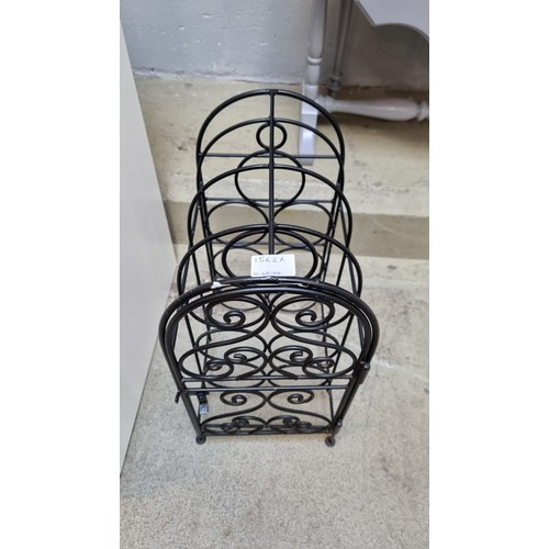 1562A - A metal wine rack