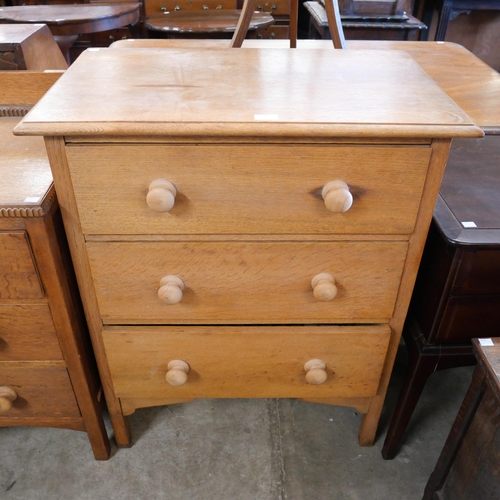 233 - An oak chest of drawers