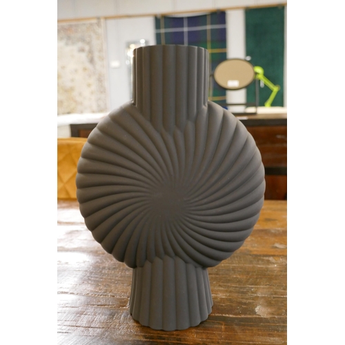 1343 - A Cassis vase in black frosted glass, H 25cms (505941339779013)   #