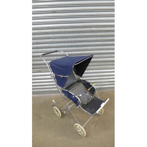 2336 - A vintage Silver Cross push chair