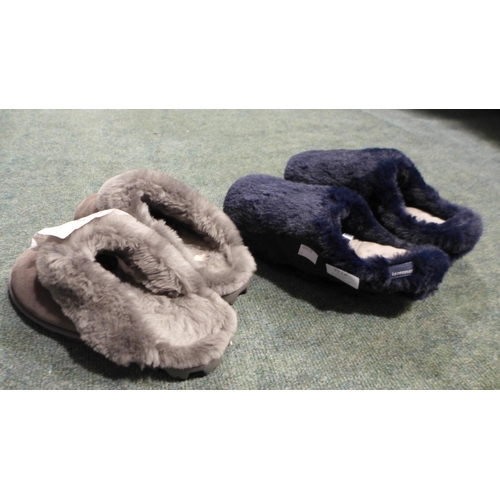 3260 - Two pairs of women's slippers - mixed sizes/styles & colours (UK 5 & 7-8) * this lot is subject to V... 