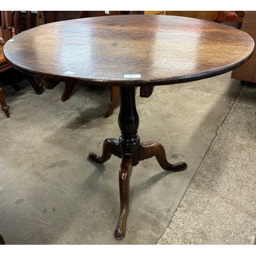 242 - A George III oak circular tilt-top tripod tea table