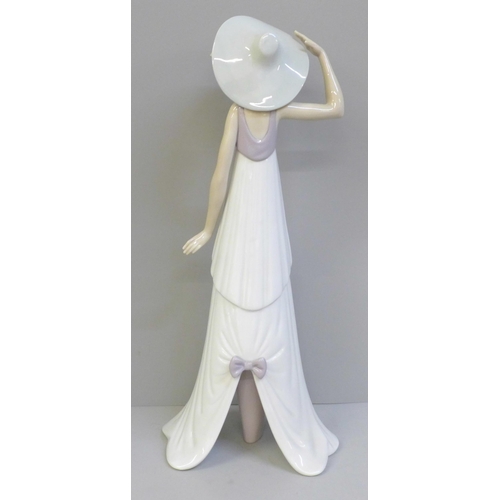 602 - A Lladro figure of a girl wearing a sun hat, 6236 backstamp, 35.5cm