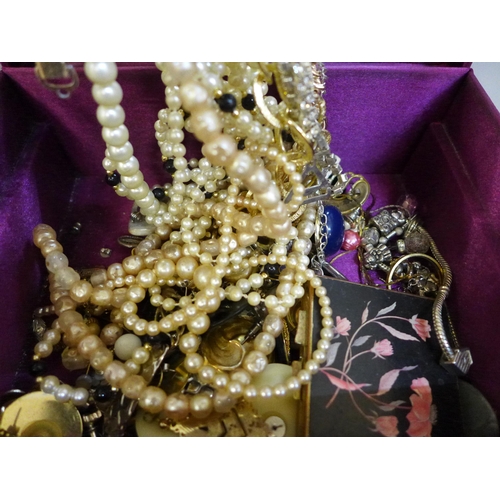 643 - A box of costume jewellery