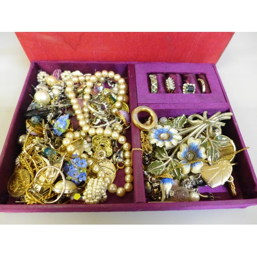 643 - A box of costume jewellery