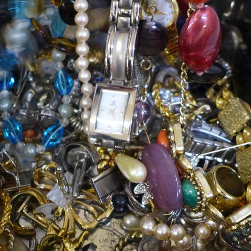 647 - A tin of costume jewellery and wristwatches