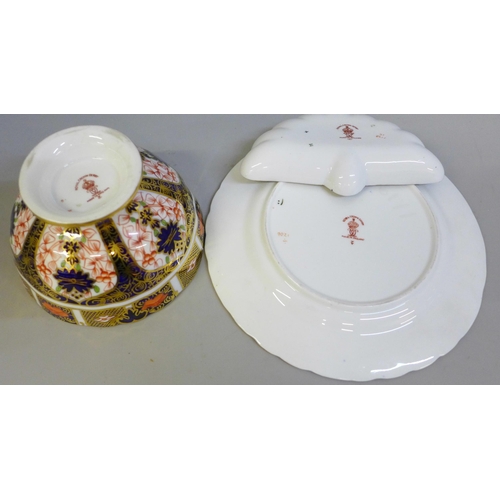 659 - A Royal Crown Derby 1128 Imari shell shaped pin dish, small footed bowl and a tea plate