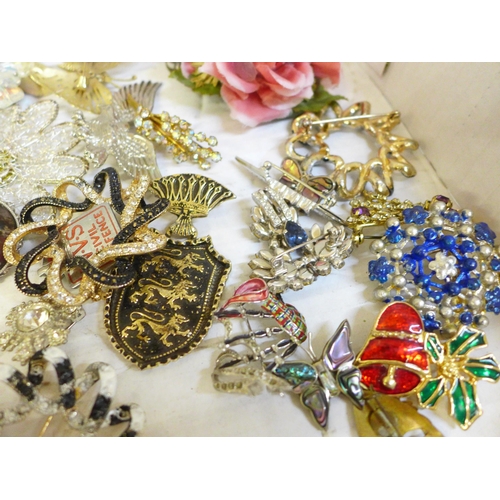 660 - Over forty costume brooches