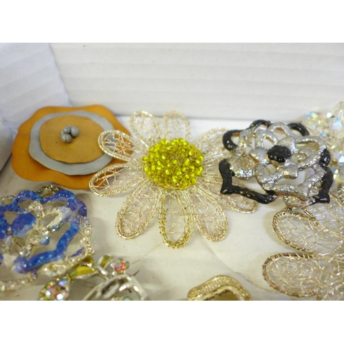 660 - Over forty costume brooches