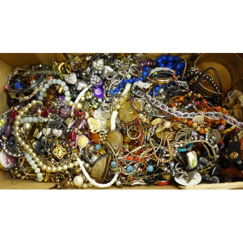 668 - Costume jewellery