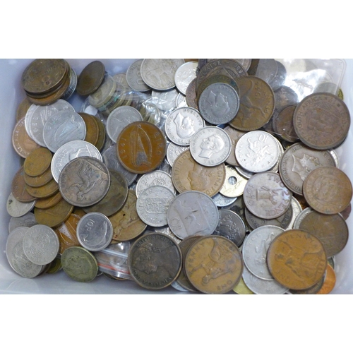 672 - A box of mixed British and foreign coinage