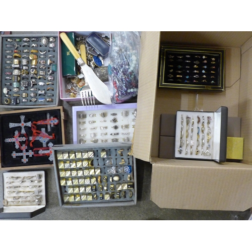 704 - A box of mixed costume jewellery, earrings, fashion rings, bead necklaces, etc., and a set of Thomas... 