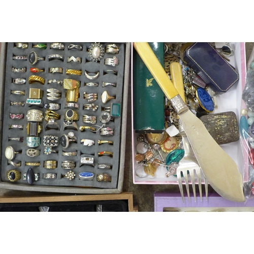 704 - A box of mixed costume jewellery, earrings, fashion rings, bead necklaces, etc., and a set of Thomas... 