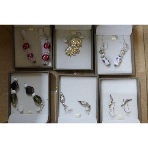 704 - A box of mixed costume jewellery, earrings, fashion rings, bead necklaces, etc., and a set of Thomas... 