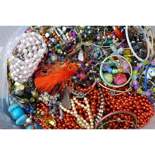 711A - A large bag of costume jewellery, approx 8kg