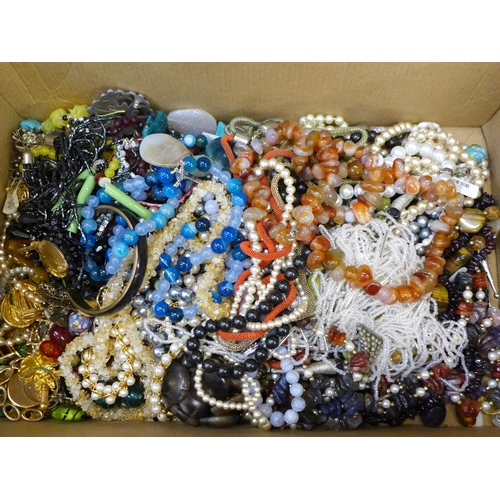 715 - A collection of bead jewellery