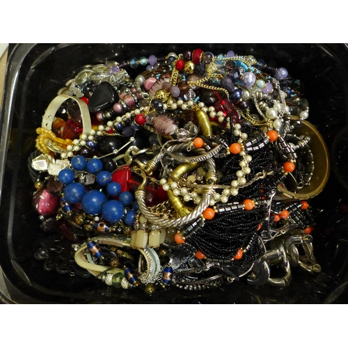 735 - A tray of costume jewellery