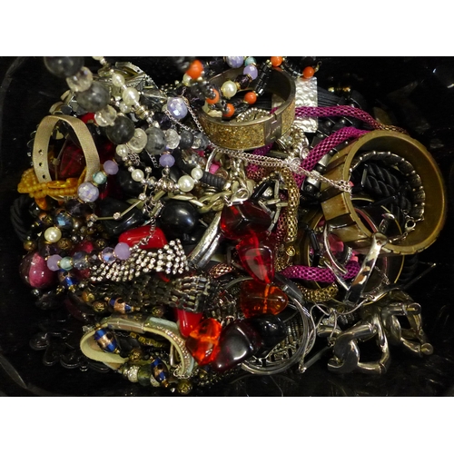 735 - A tray of costume jewellery