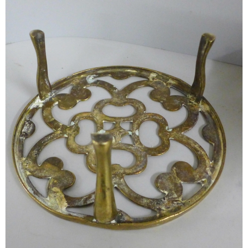 772 - A Victorian copper kettle and a brass trivet