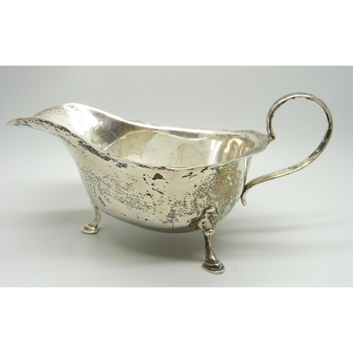 800 - A silver sauce boat, Birmingham 1928, 100g