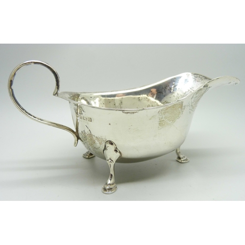 800 - A silver sauce boat, Birmingham 1928, 100g