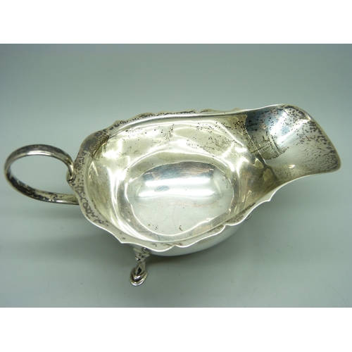 800 - A silver sauce boat, Birmingham 1928, 100g