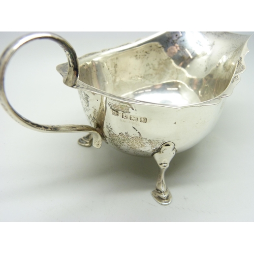 800 - A silver sauce boat, Birmingham 1928, 100g