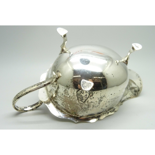 800 - A silver sauce boat, Birmingham 1928, 100g