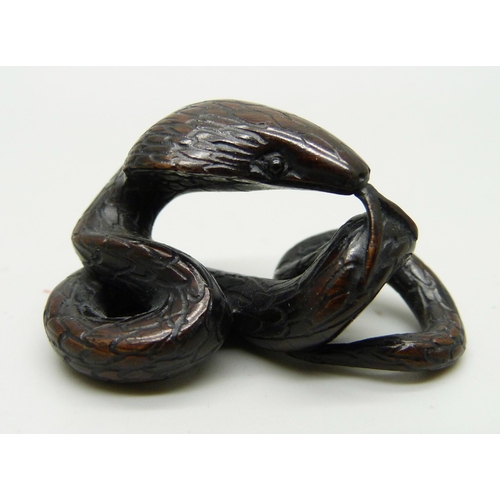 804 - A snake netsuke, signed to base, 4.8cm long