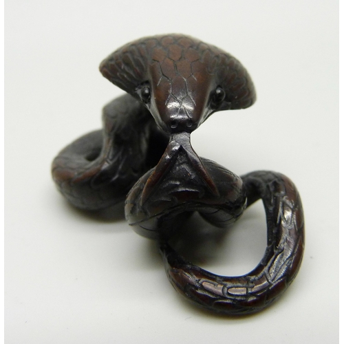 804 - A snake netsuke, signed to base, 4.8cm long